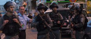 Polizei sichert nach dem Attentat eines Palästinensers das Gelände im Osten von Jerusalem.