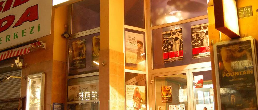Vor dem Kino "Moviemento" trafen am Freitag pro-israelische und pro-palästinenische Aktivisten aufeinander. 