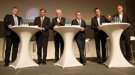 Die Spitzenkandidaten der Landtagswahl 2016 in Baden-Württemberg, Jörg Meuthen (l-r, AfD), Hans-Ulrich Rülke (FDP), Baden-Württembergs Ministerpräsident Winfried Kretschmann (Bündnis 90/Die Grünen), Guido Wolf (CDU), Nils Schmid (SPD) und Bernd Riexinger (Die Linke) debattieren bei einer Podiumsdiskussion der "Stuttgarter Zeitung".