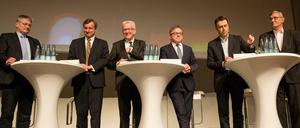 Die Spitzenkandidaten der Landtagswahl 2016 in Baden-Württemberg, Jörg Meuthen (l-r, AfD), Hans-Ulrich Rülke (FDP), Baden-Württembergs Ministerpräsident Winfried Kretschmann (Bündnis 90/Die Grünen), Guido Wolf (CDU), Nils Schmid (SPD) und Bernd Riexinger (Die Linke) debattieren bei einer Podiumsdiskussion der "Stuttgarter Zeitung".