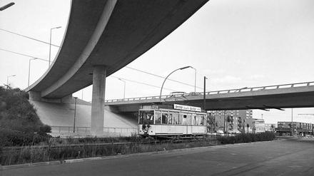 Über den Siemensdamm gen Spandau. Hier ein Bilder von der letzten Straßenbahn unter der Autobahnbrücke am Jakob-Kaiser-Platz.