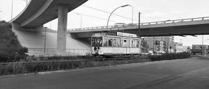 Über den Siemensdamm gen Spandau. Hier ein Bilder von der letzten Straßenbahn unter der Autobahnbrücke am Jakob-Kaiser-Platz.