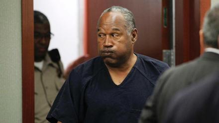 Der ehemalige US-Football-Star O.J. Simpson betritt 2013 einen Gerichtsraum in Las Vegas, Nevada. 
