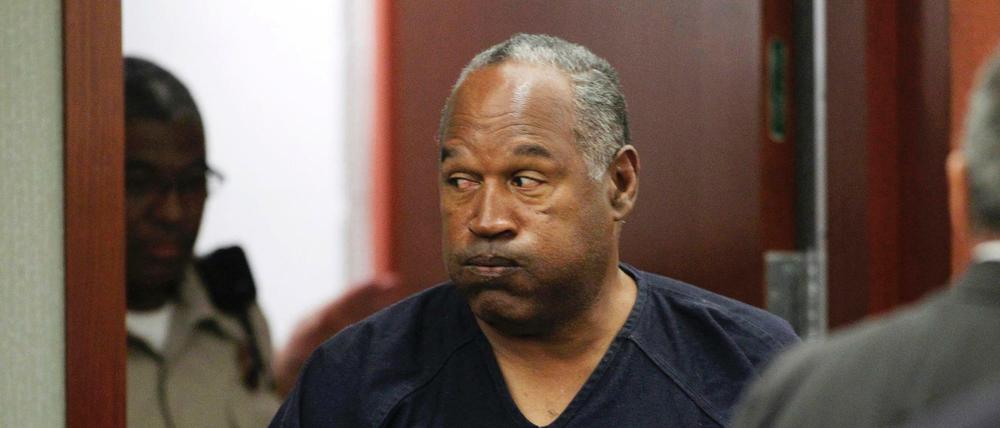 Der ehemalige US-Football-Star O.J. Simpson betritt 2013 einen Gerichtsraum in Las Vegas, Nevada. 
