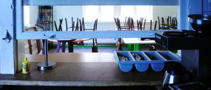 Blick von der Küche in den Speisesaal des JETpak-Hostels in Grunewald. 