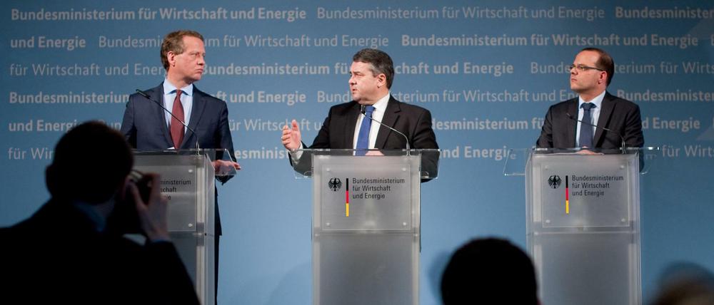 Der Präsident der Deutschen Industrie und Handelskammer (DIHK), Eric Schweizer (l) und der Bundesminister für Wirtschaft und Energie, Sigmar Gabriel (m.) bei der Pressekonferenz.