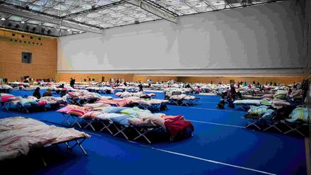 Matratzen statt Matten. In der Korber-Halle leben Flüchtlinge.