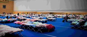 Matratzen statt Matten. In der Korber-Halle leben Flüchtlinge.