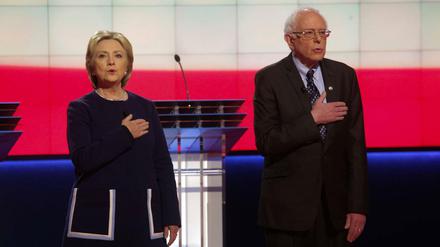 Hand aufs Herz. Hillary Clinton und Bernie Sanders konkurrieren bei den US-Demokraten um die Präsidentschaftskandidatur.  