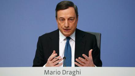 Der Präsident der Europäischen Zentralbank (EZB) Mario Draghi verkündet die Leitzinssenkung auf null. 