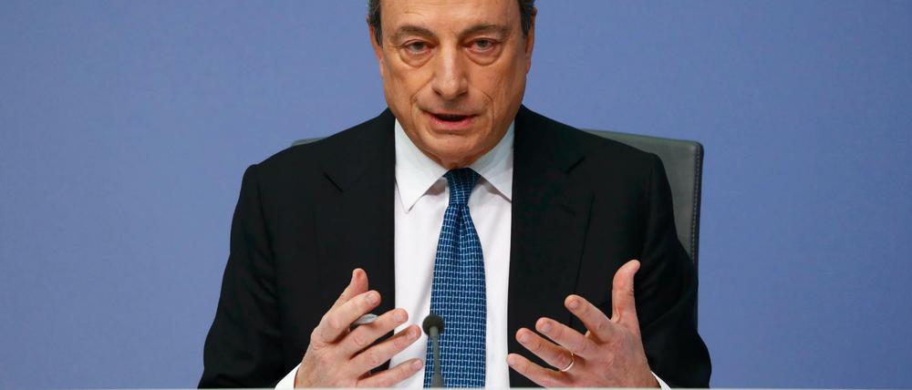 Der Präsident der Europäischen Zentralbank (EZB) Mario Draghi verkündet die Leitzinssenkung auf null.