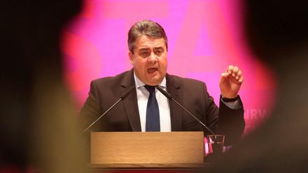 Sigmar Gabriel, SPD-Vorsitzender, spricht am 05.03.2016 in Gelsenkirchen (Nordrhein-Westfalen). Ein 41-jähriger Mann, der Gabriel bei Facebook beleidigt hatte, ist zu einer Geldstrafe verurteilt worden. 