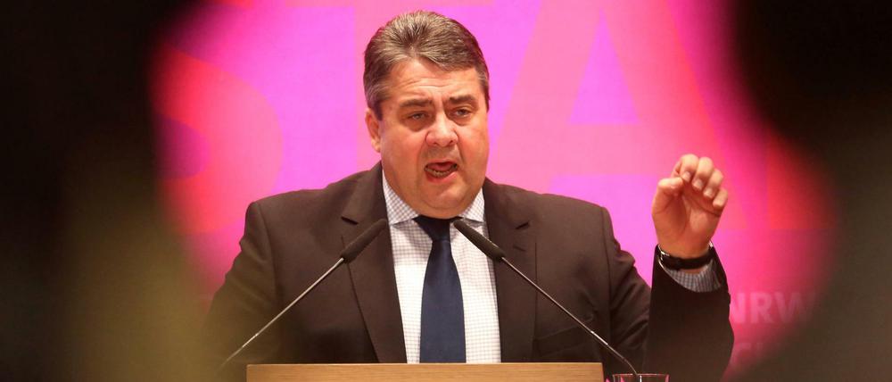 Sigmar Gabriel, SPD-Vorsitzender, spricht am 05.03.2016 in Gelsenkirchen (Nordrhein-Westfalen). Ein 41-jähriger Mann, der Gabriel bei Facebook beleidigt hatte, ist zu einer Geldstrafe verurteilt worden.