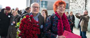 Regina Ziegler (r) und Volker Schlöndorff übergeben am Weltfrauentag am Bundeskanzleramt in Berlin einen Brief und einen Blumenstrauß für Bundeskanzlerin Merkel, als Dank für ihre Flüchtlingspolitik. 