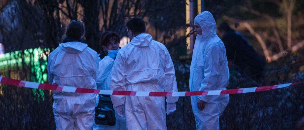 Kriminaltechniker untersuchten den Park, in dem ein Spaziergänger am Dienstag eine Babyleiche entdeckt hatte.