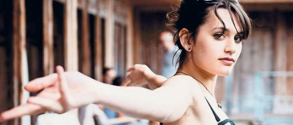 Unwiderstehlich: Ava Fleury (Ella Rumpf Capron) macht Männer verrückt. Foto: ARD