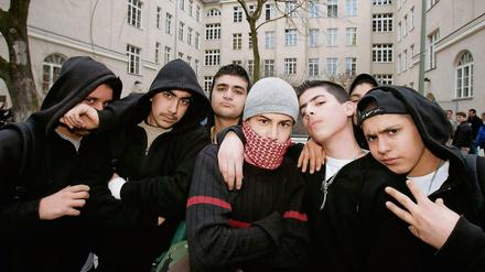 Als es zum Schwur kam. Rütli-Schüler geben sich anno 2006 dunkel und etwas bedrohlich - und damit der Welt, was sie sehen will. 