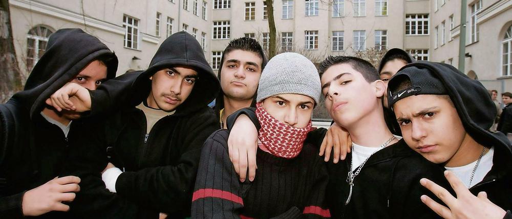 Als es zum Schwur kam. Rütli-Schüler geben sich anno 2006 dunkel und etwas bedrohlich - und damit der Welt, was sie sehen will. 