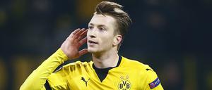 Jürgen, bist du das? Dortmunds Marco Reus hört Liverpools Trainer Klopp im Viertelfinale nahen. 