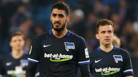 Lange Gesichter. Die Berliner Tolga Cigerci und Peter Pekarik (rechts) erlebten beim HSV eine Enttäuschung.
