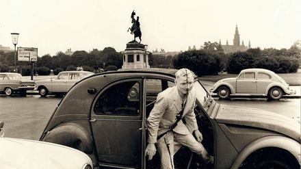Wiener Spaziergang. Günter Brus am 5. Juli 1965 am Heldenplatz, der Beginn der Kunstrichtung Wiener Aktionismus. 