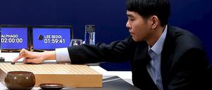Der südkoreanische Go-Profi Lee Se-dol setzt gegen den Computer AlphaGo den ersten Stein. 