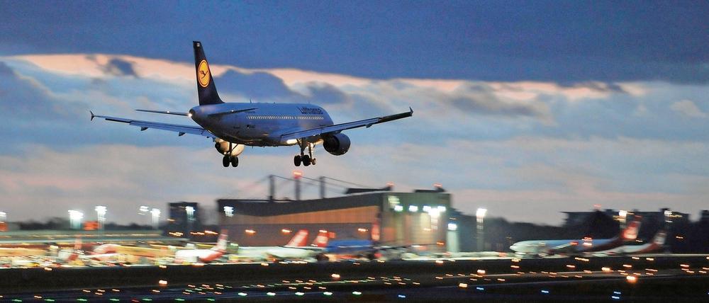 Anflug auf Tegel. Eine Initiative kämpft dafür, dass der Flughafen auch nach einer Öffnung des BER in Betrieb bleibt.