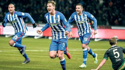 Wer einen Lauf hat. Der 20 Jahre alte Niklas Stark (Mitte) erzielte sein erstes Bundesligator für Hertha. Es gibt schlechtere Momente dafür als ein Spitzenspiel gegen Schalke. Der Innenverteidiger erzielte das 2:0. John Anthony Brooks (links) und Vedad Ibisevic wollen ihn zum Jubeln einfangen. Foto: dpa/Kappeler