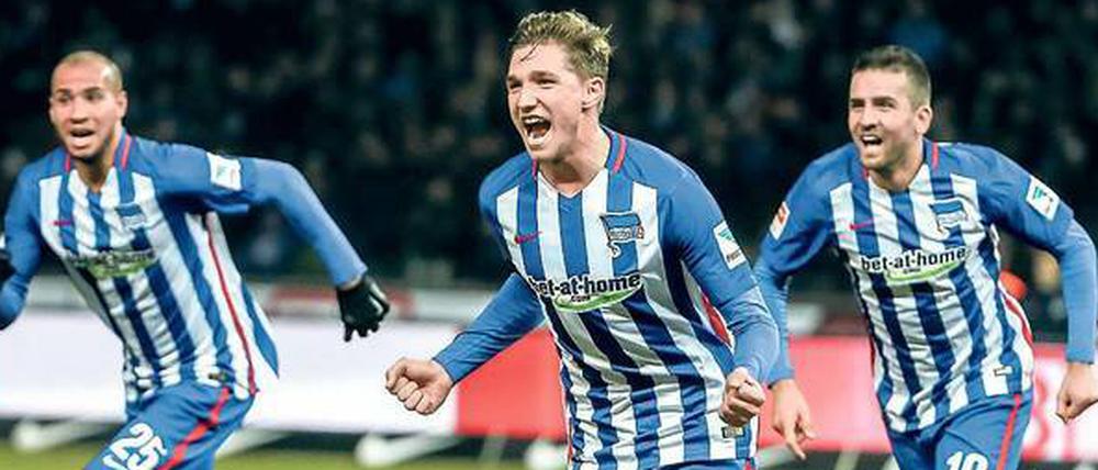 Wer einen Lauf hat. Der 20 Jahre alte Niklas Stark (Mitte) erzielte sein erstes Bundesligator für Hertha. Es gibt schlechtere Momente dafür als ein Spitzenspiel gegen Schalke. Der Innenverteidiger erzielte das 2:0. John Anthony Brooks (links) und Vedad Ibisevic wollen ihn zum Jubeln einfangen. Foto: dpa/Kappeler