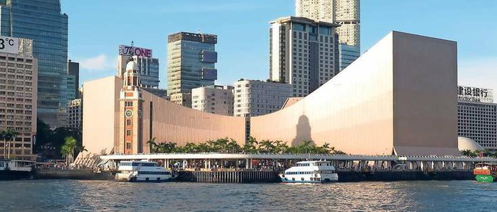 Beste Lage. Das Hongkong Cultural Center liegt direkt am Victoria Harbour. Fenster hat es trotzdem nicht.