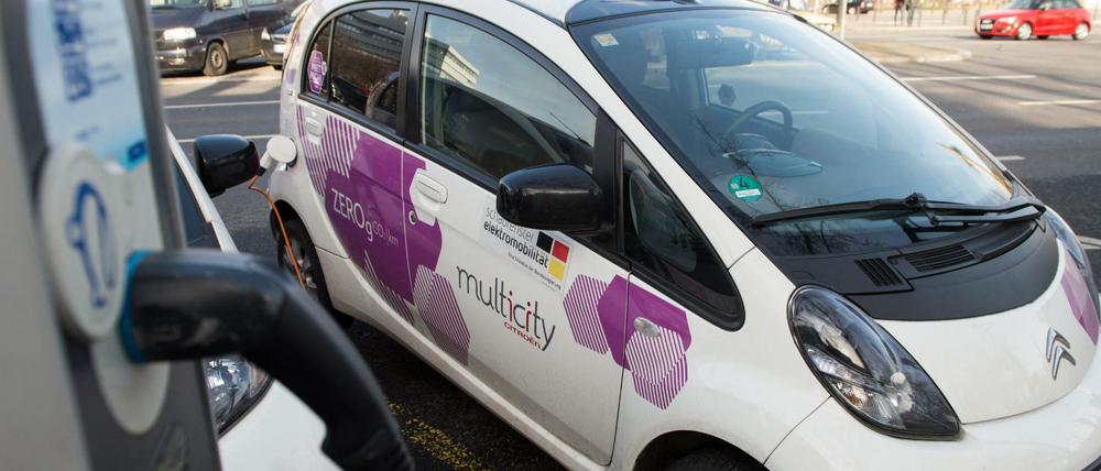 Kaum zu sehen. Noch sind E-Autos im Berliner Stadtverkehr eine Seltenheit. Vor allem Carsharing-Firmen setzen sie ein.