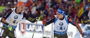 Arnd Peiffer (links) und Simon Schempp vollendeten eine starke deutsche Staffel.