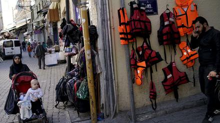 In der türkischen Hafenstadt Izmir verkaufen sich Schwimmwesten gut. 
