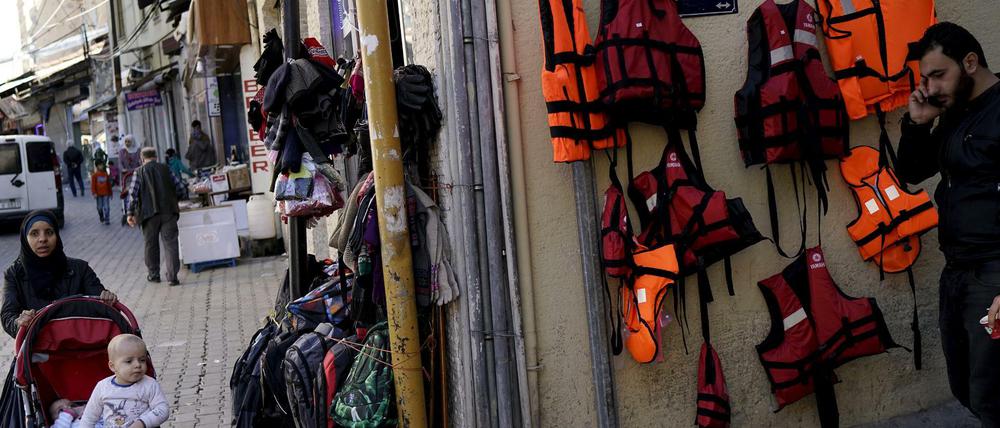 In der türkischen Hafenstadt Izmir verkaufen sich Schwimmwesten gut. 