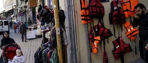 In der türkischen Hafenstadt Izmir verkaufen sich Schwimmwesten gut.