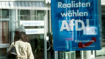 Ein Wahlplakat in Vierchen (Hessen), wo die AfD bei der Landtagswahl am Sonntag 18 Prozent der Stimmen holte.