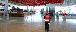 Hier sieht es ja schon mal nicht schlecht aus - aber rundherum ist noch viel zu tun: die künftige Haupthalle des BER.
