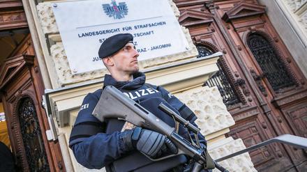 Die österreichische Polizei (hier ein Beamter bei einem Dschihadistenprozess in Graz) hat offenbar zwei festgenommene Flüchtlinge als Dschihadisten identifiziert. 