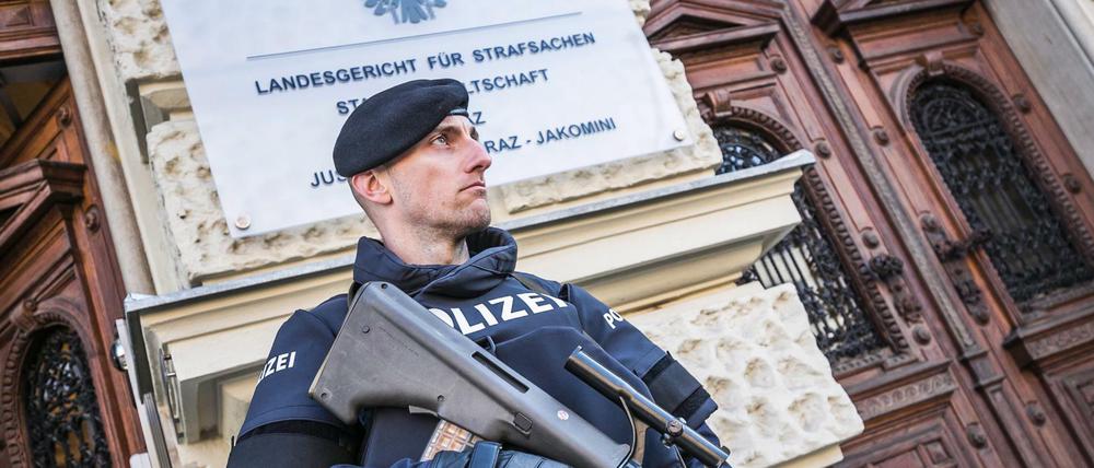 Die österreichische Polizei (hier ein Beamter bei einem Dschihadistenprozess in Graz) hat offenbar zwei festgenommene Flüchtlinge als Dschihadisten identifiziert.