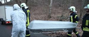 Feuerwehrmänner und Kriminaltechniker bergen am 07.03.2016 in Bad Schmiedeberg (Sachsen-Anhalt) die Leiche eines 13-Jährigen. Der 13-Jährige war seit Sonntagabend vermisst worden.