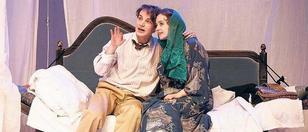 Nah. Tom (Leonard Scheicher) und Schwester Laura (Nellie Thalbach). 