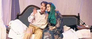 Nah. Tom (Leonard Scheicher) und Schwester Laura (Nellie Thalbach). 