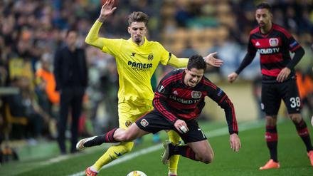 Keinen leichten Stand hatte Bayer Leverkusen beim CF Villarreal. Hier wird Javier Hernandez von den Beinen geholt.