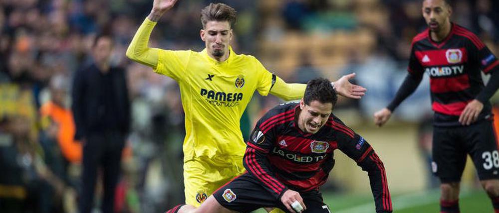 Keinen leichten Stand hatte Bayer Leverkusen beim CF Villarreal. Hier wird Javier Hernandez von den Beinen geholt.