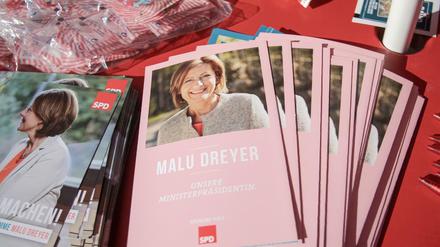 Werbeartikel für den Wahlkampf der SPD liegen am 27.02.2016 an einem Wahlstand in Koblenz (Rheinland-Pfalz). 