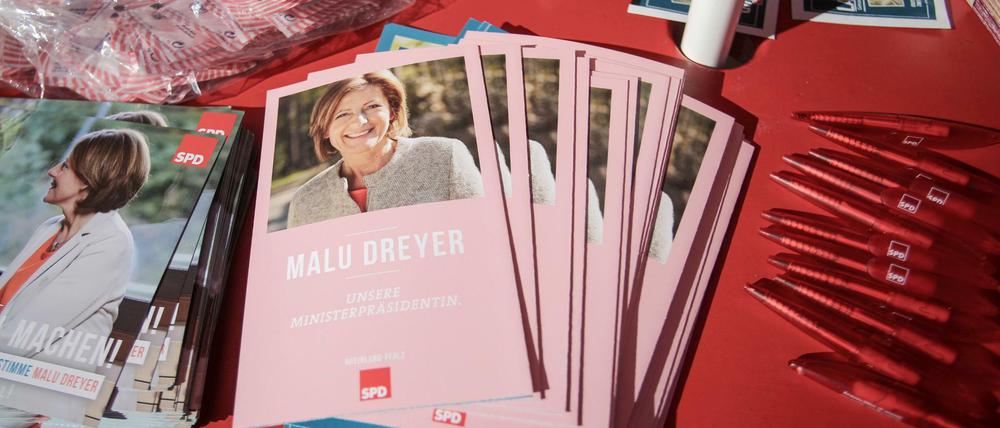 Werbeartikel für den Wahlkampf der SPD liegen am 27.02.2016 an einem Wahlstand in Koblenz (Rheinland-Pfalz).