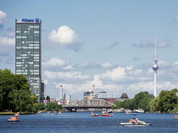 Der Allianz-Turm an der Spree.