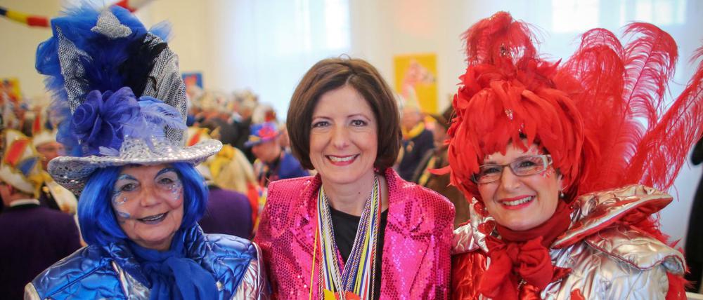 In Rheinland-Pfalz liebt man den Humor, gerne auch den hintersinnigen. Hier empfängt die rheinland-pfälzische Ministerpräsidentin Malu Dreyer (SPD, M) den Mainzer Karnevalsverein "Die Ritzambaner".