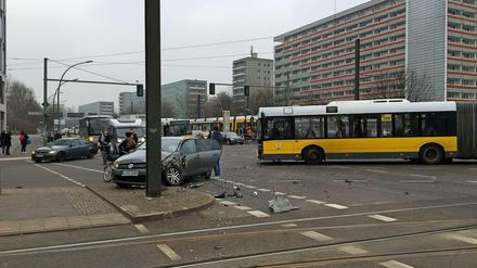 Ein BVG-Bus und ein VW-Golf sind am Donnerstagmorgen in der Mollstraße miteinander kollidiert. Der Golf-Fahrer und drei Insassen des Busses wurden verletzt.