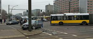 Ein BVG-Bus und ein VW-Golf sind am Donnerstagmorgen in der Mollstraße miteinander kollidiert. Der Golf-Fahrer und drei Insassen des Busses wurden verletzt.